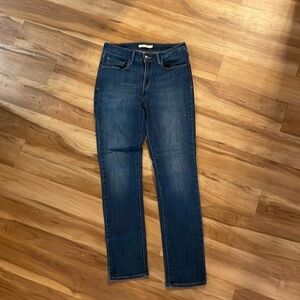 Women’s Levi’s Mid Rise Skinny jeans
Like new condition
Dark wash, slight fading